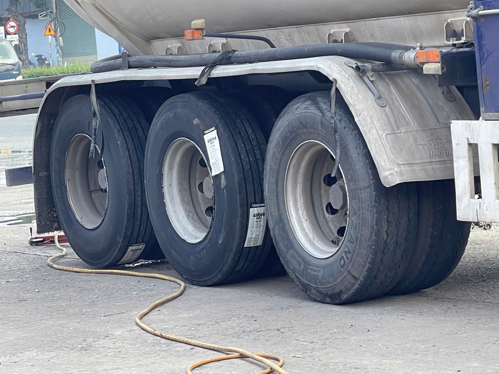 VÁ VỎ LƯU ĐỘNG - KHO BÃI XE, THAY LỐP, THAY SĂM, THAY LAZANG UY TÍN KHU VỰC ĐỒNG NAI